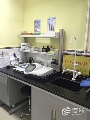 學校食堂機器人主廚上崗 從一?；ń匪菰吹街悄懿惋嬓聲r代